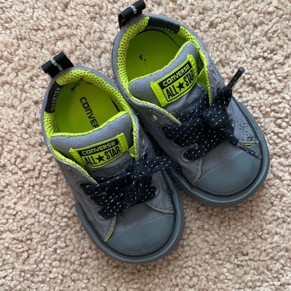 Toddler size 4 converse sneakers - Picture 1 of 2